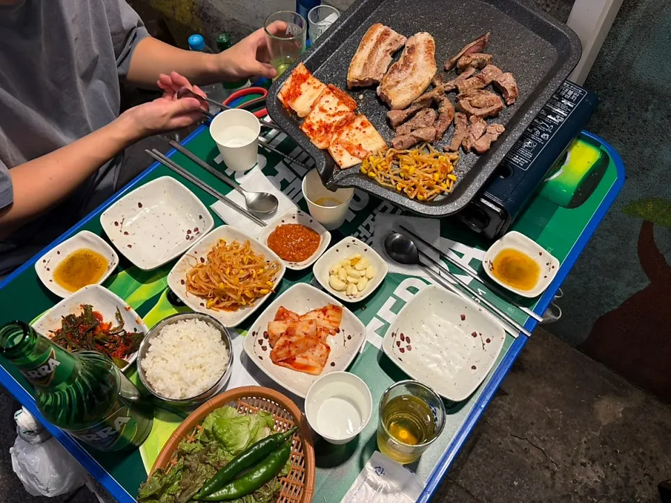 고기와 함께 구운 김치와 파김치