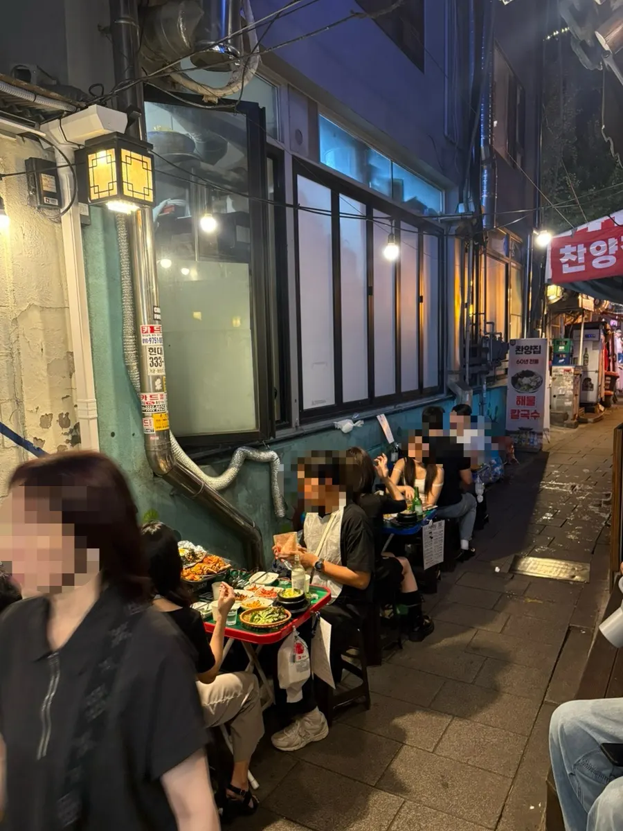 손님으로 채워진 멍석집 야장 골목