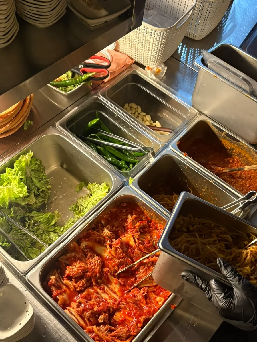 김치와 쌈채소가 놓인 셀프바 반찬