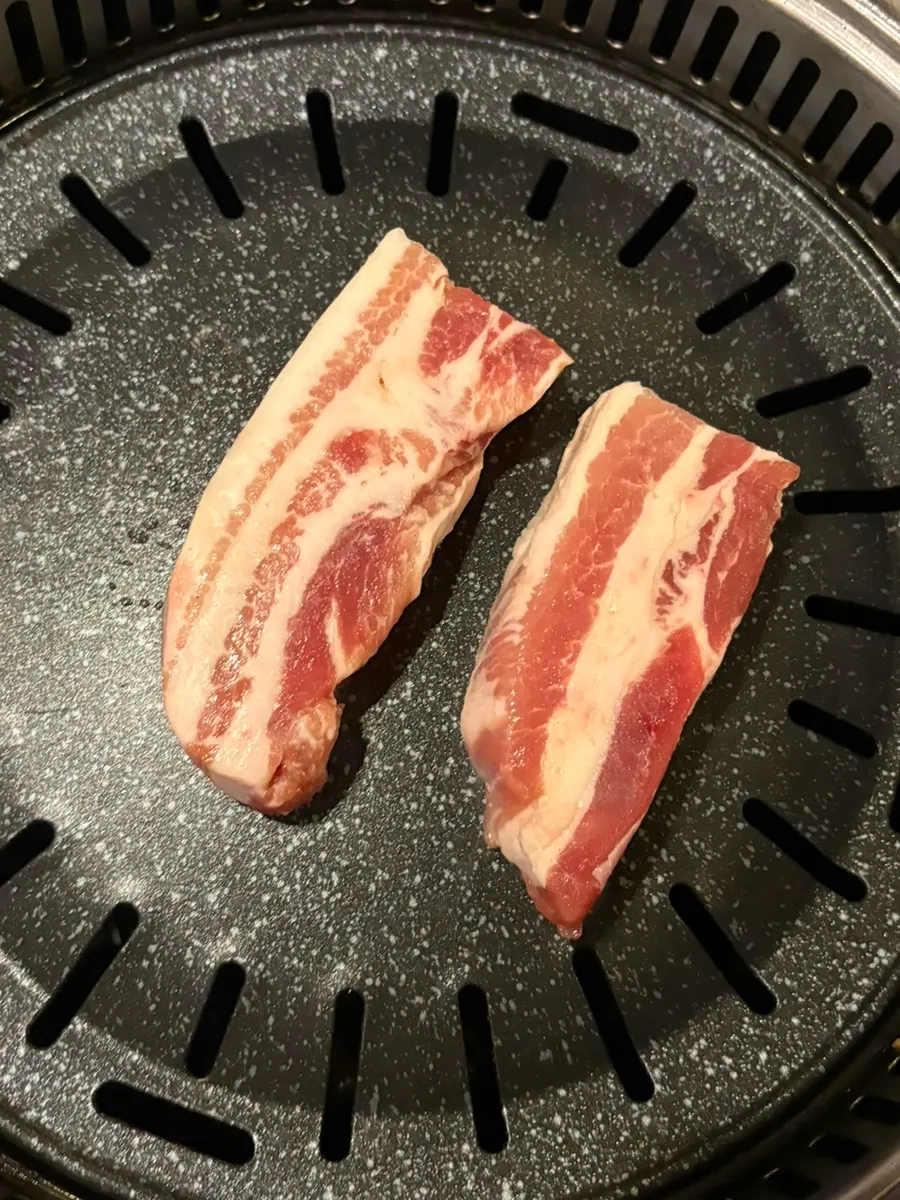 그릴링 불판에 올린 꽃삼겹