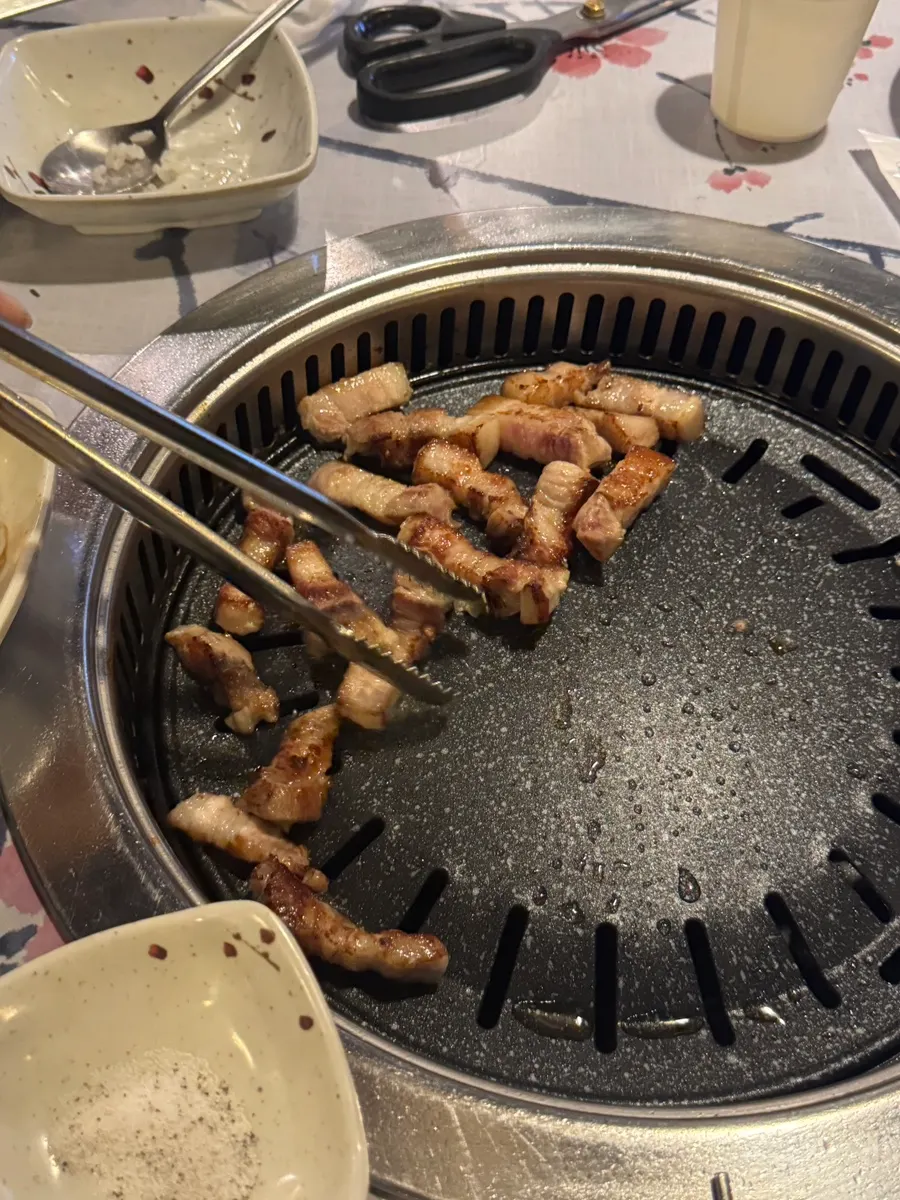 겉은 바삭하게 구워진 삼겹살