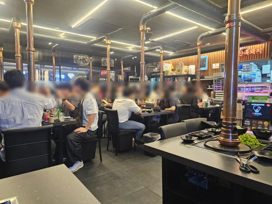 참돼짓간 종로본점 내부 넓은 테이블