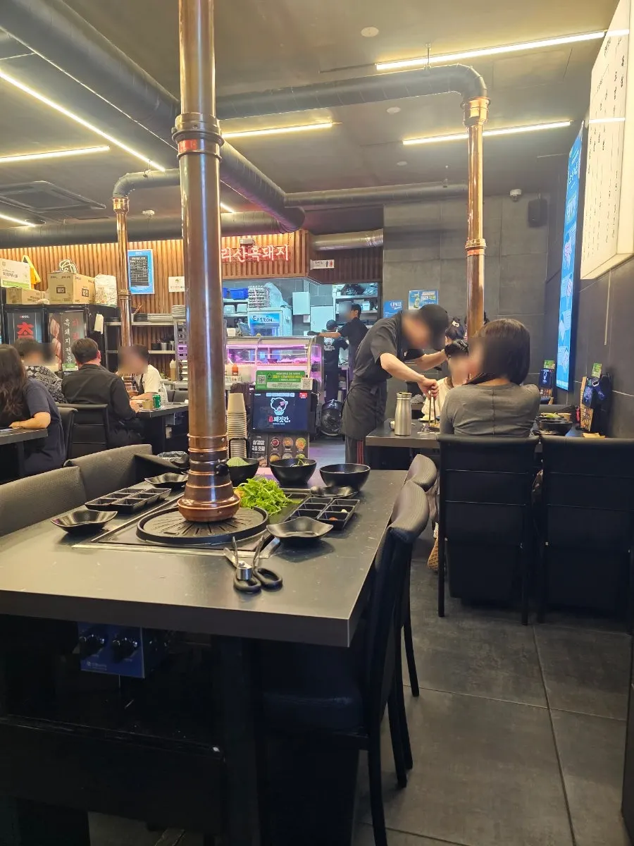 금요일 저녁 손님으로 찬 매장 내부