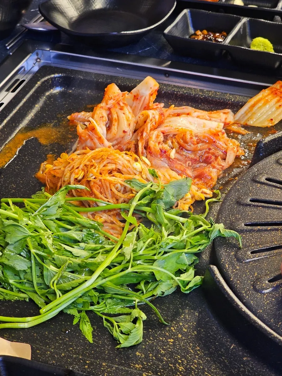 감자 슬라이스와 꽈리고추, 버섯이 올라간 불판