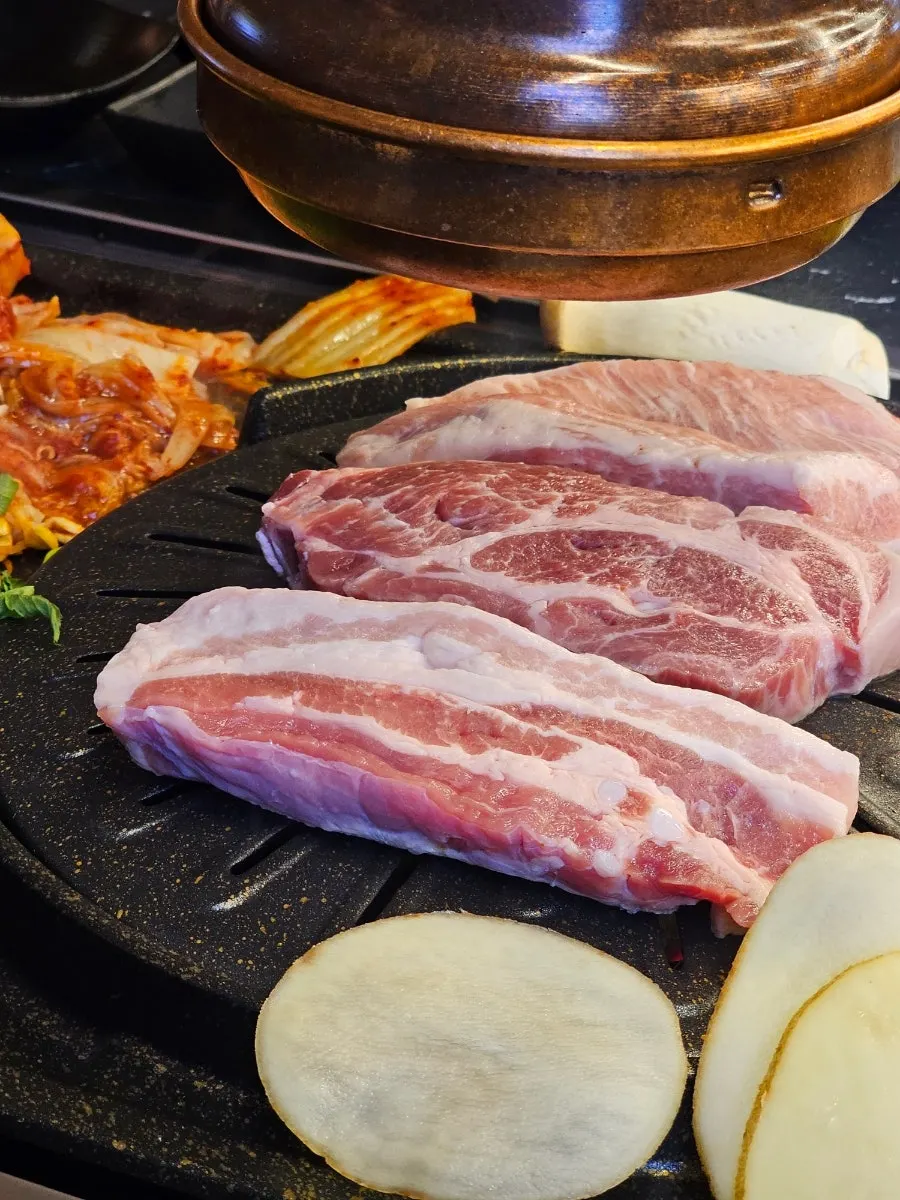 기름이 튀지 않는 수제 불판에 올린 고기