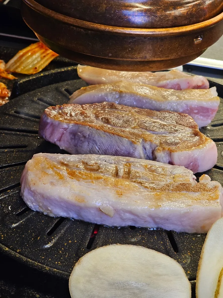 불판 위에서 익어가는 삼겹살
