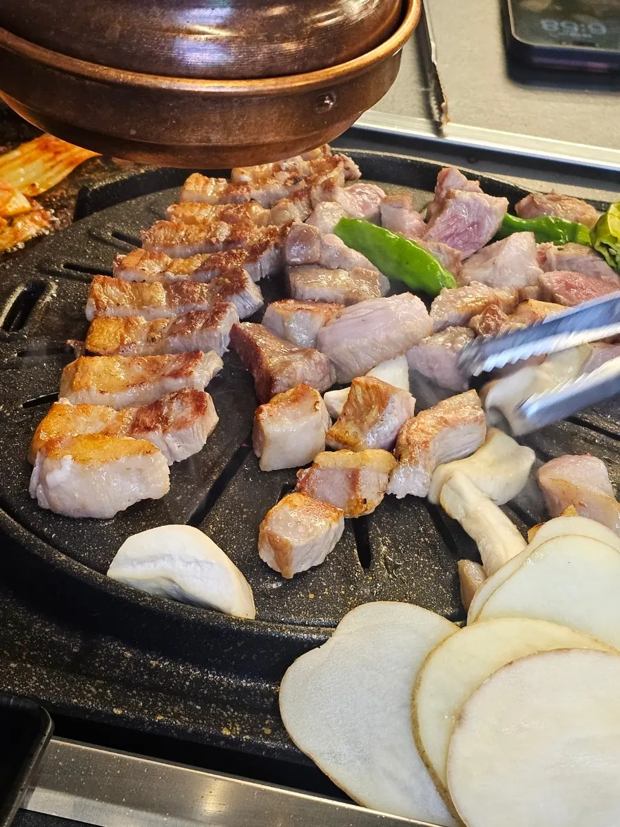 노릇하게 구워진 도톰한 삼겹살