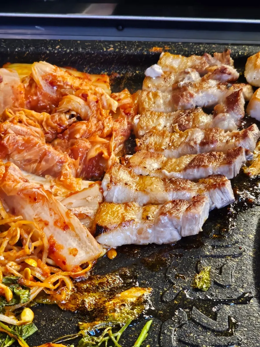 겉바속촉으로 구워진 고기 클로즈업