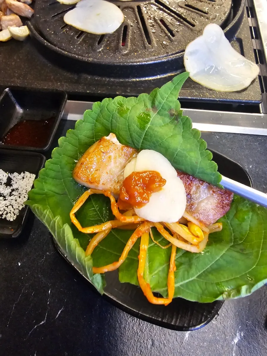 쌈에 콩나물과 함께 싼 삼겹살