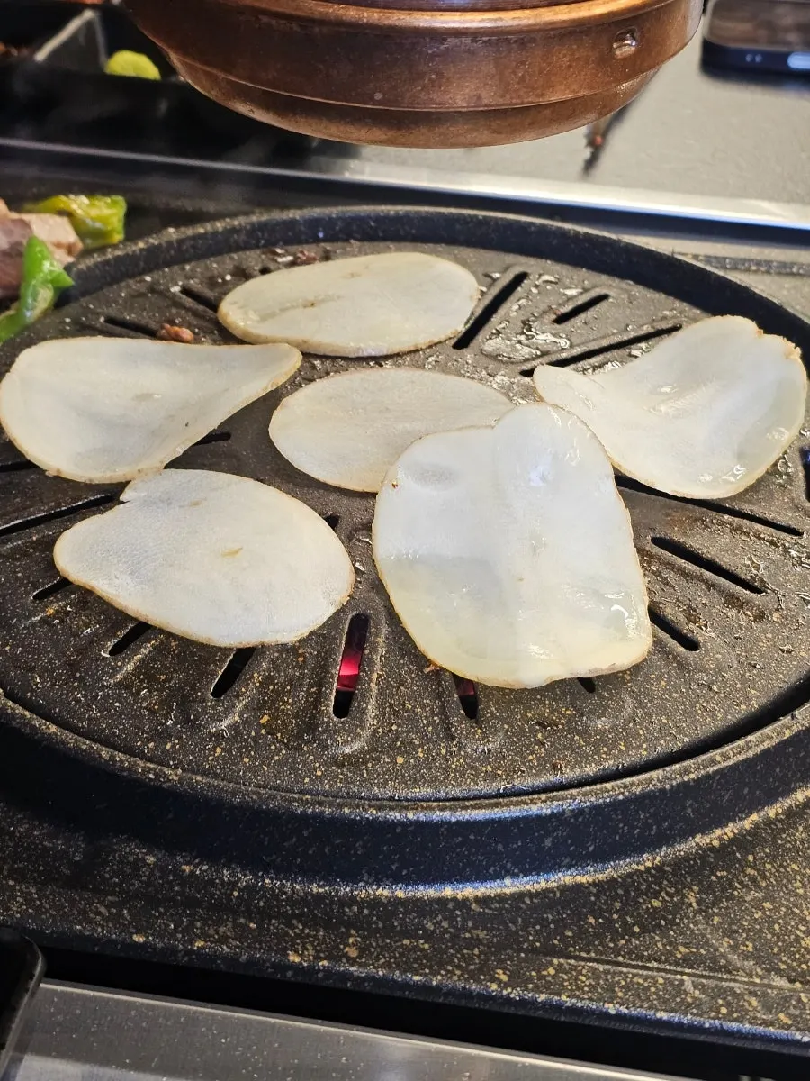 불판에서 익어가는 감자 슬라이스