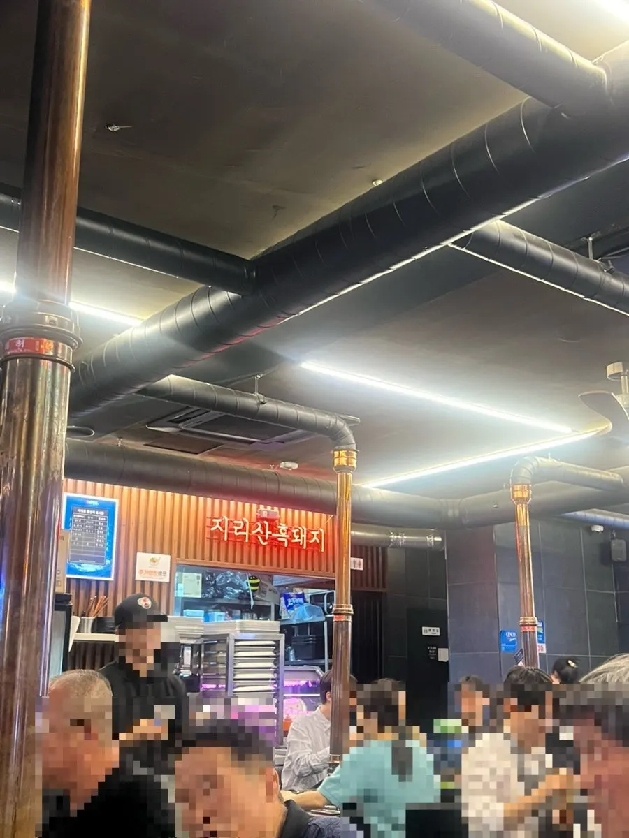 참돼짓간 종로본점 내부 테이블 전경