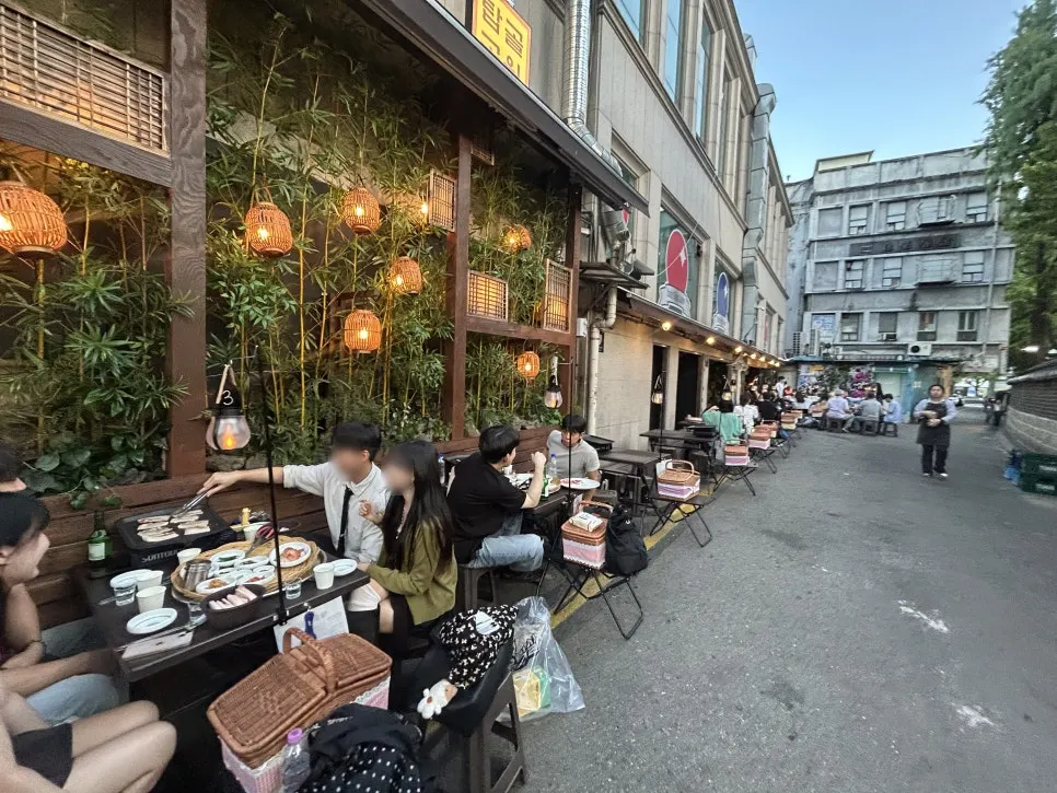 Outdoor tent seating view of Tapgol Gongwon Jongno 3-ga Branch on Supyo-ro