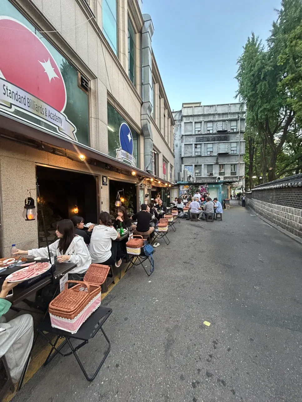 Entrance area of the outdoor seating at Tapgol Gongwon Jongno 3-ga Branch