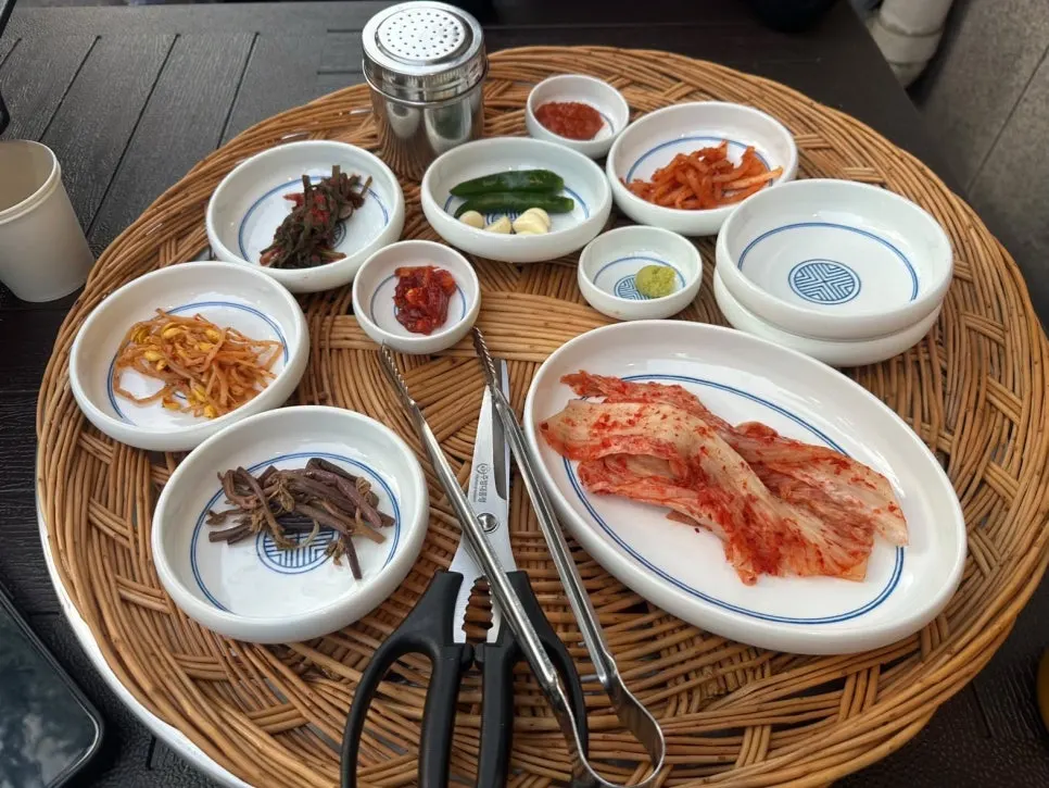 Self-service corner with extra side dishes and lettuce