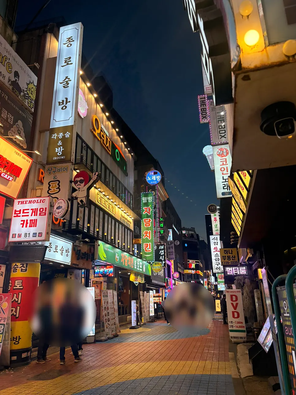 Nighttime date scene on the streets of Jongno