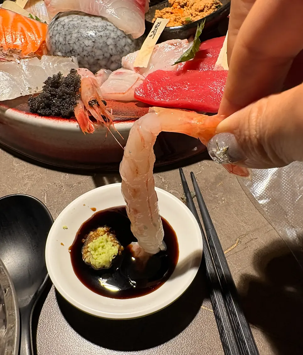 Vinegared rice and sashimi wrapped in seaweed