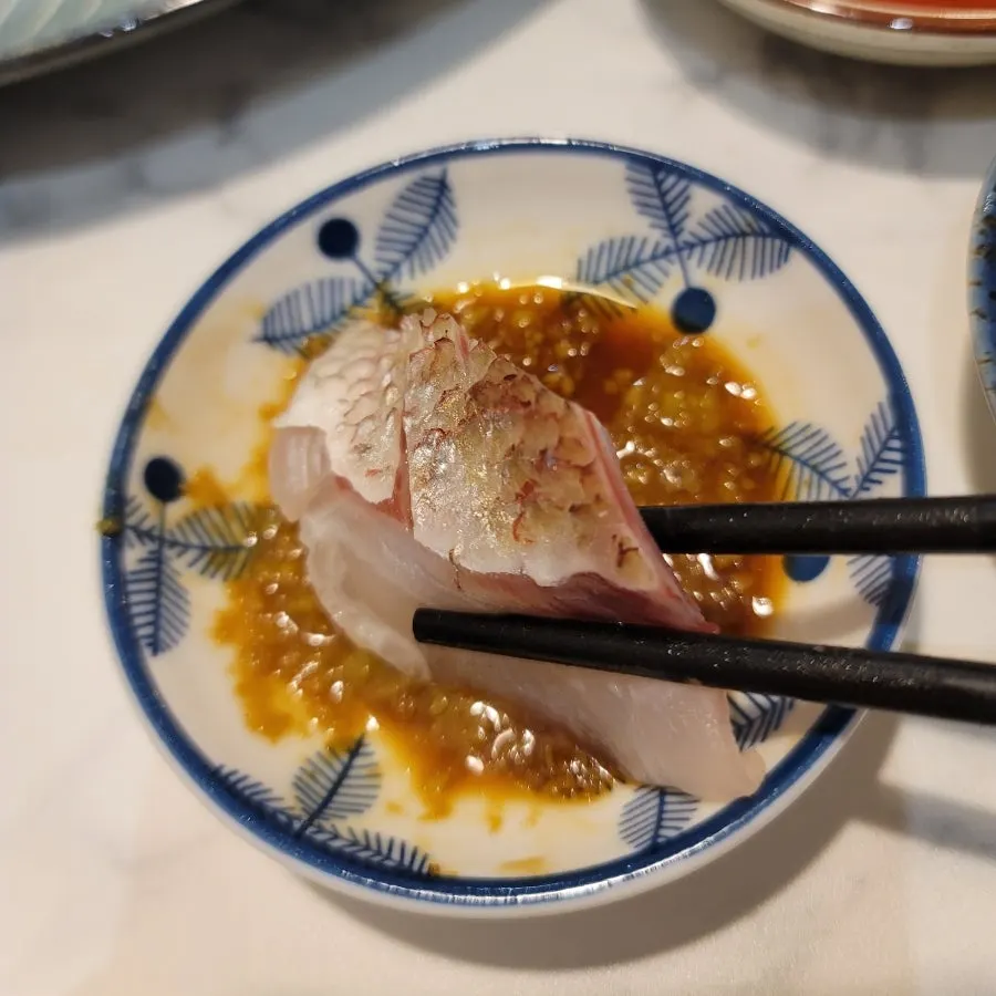 Assorted sashimi with tuna, salmon, scallop, and yukhoe