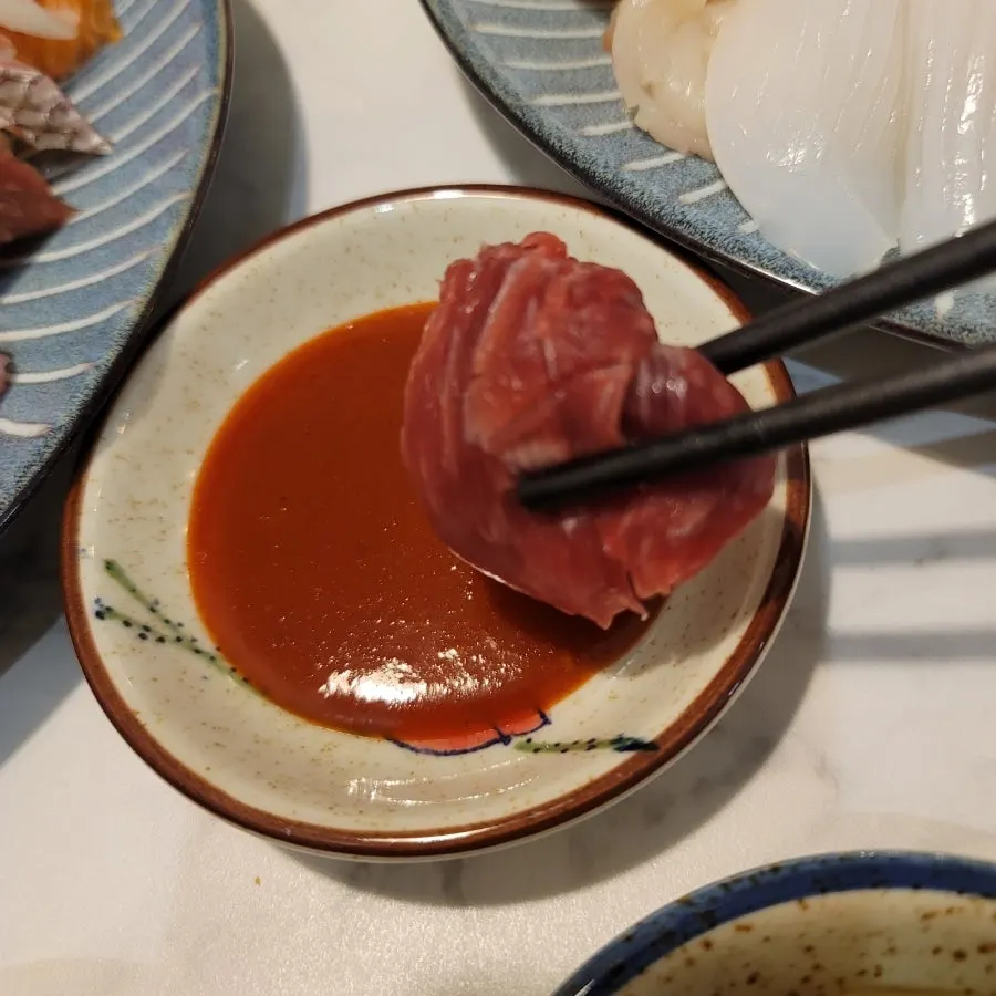 Assorted sashimi with lemon slices