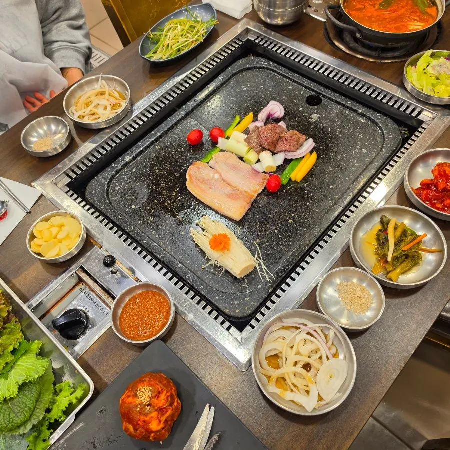 Final shot of the meat spread at Simin Sikdang Main Branch