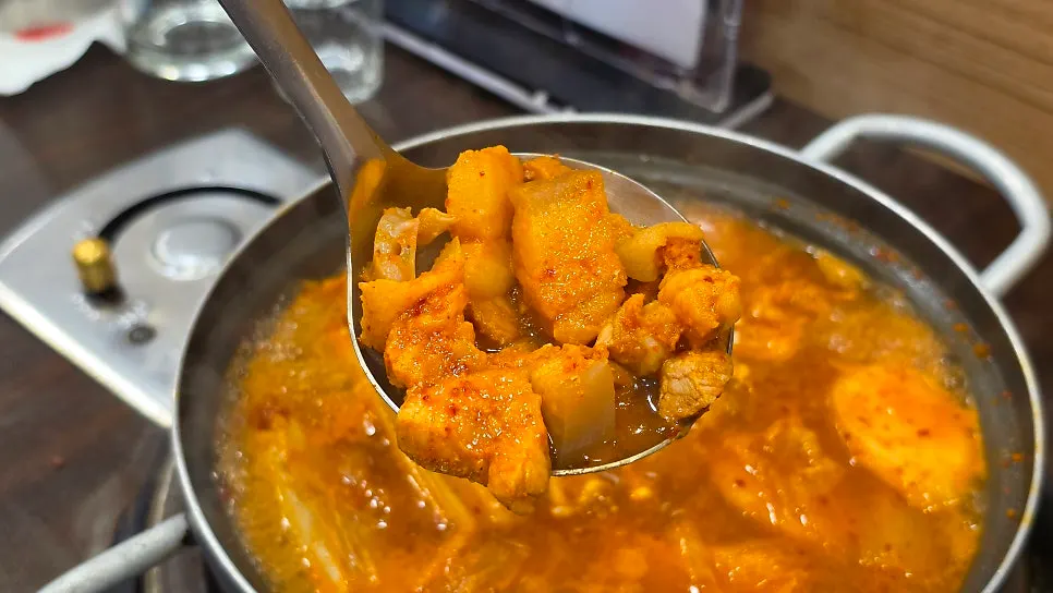 Natural Jangsu gopdol stone plate with kimchi stew boiling