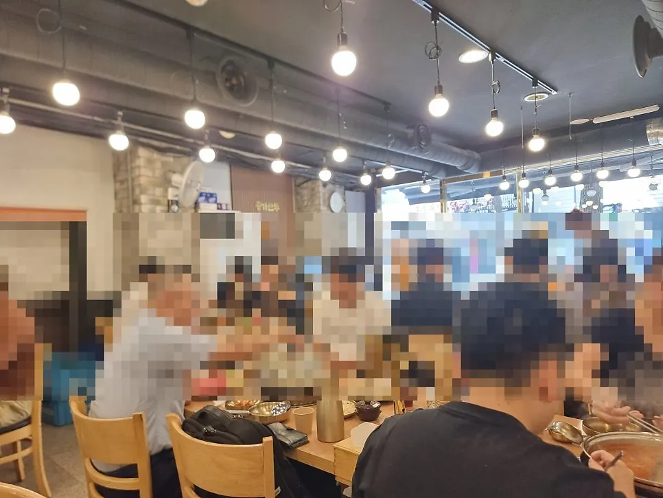 종가만두 입장 전 메뉴를 보는 손님