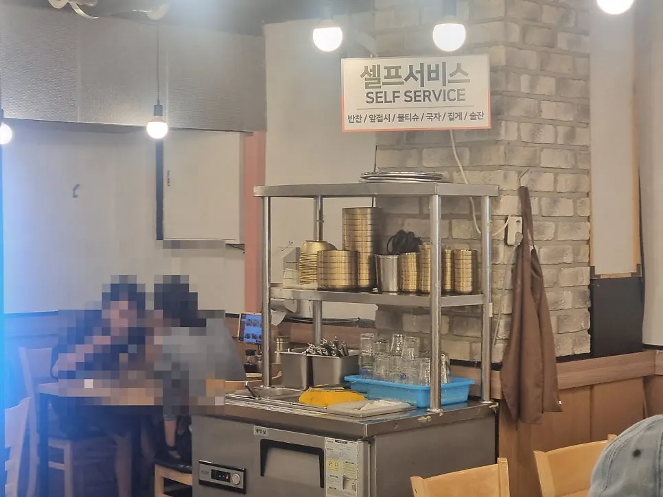 점심 손님으로 찬 종가만두 내부