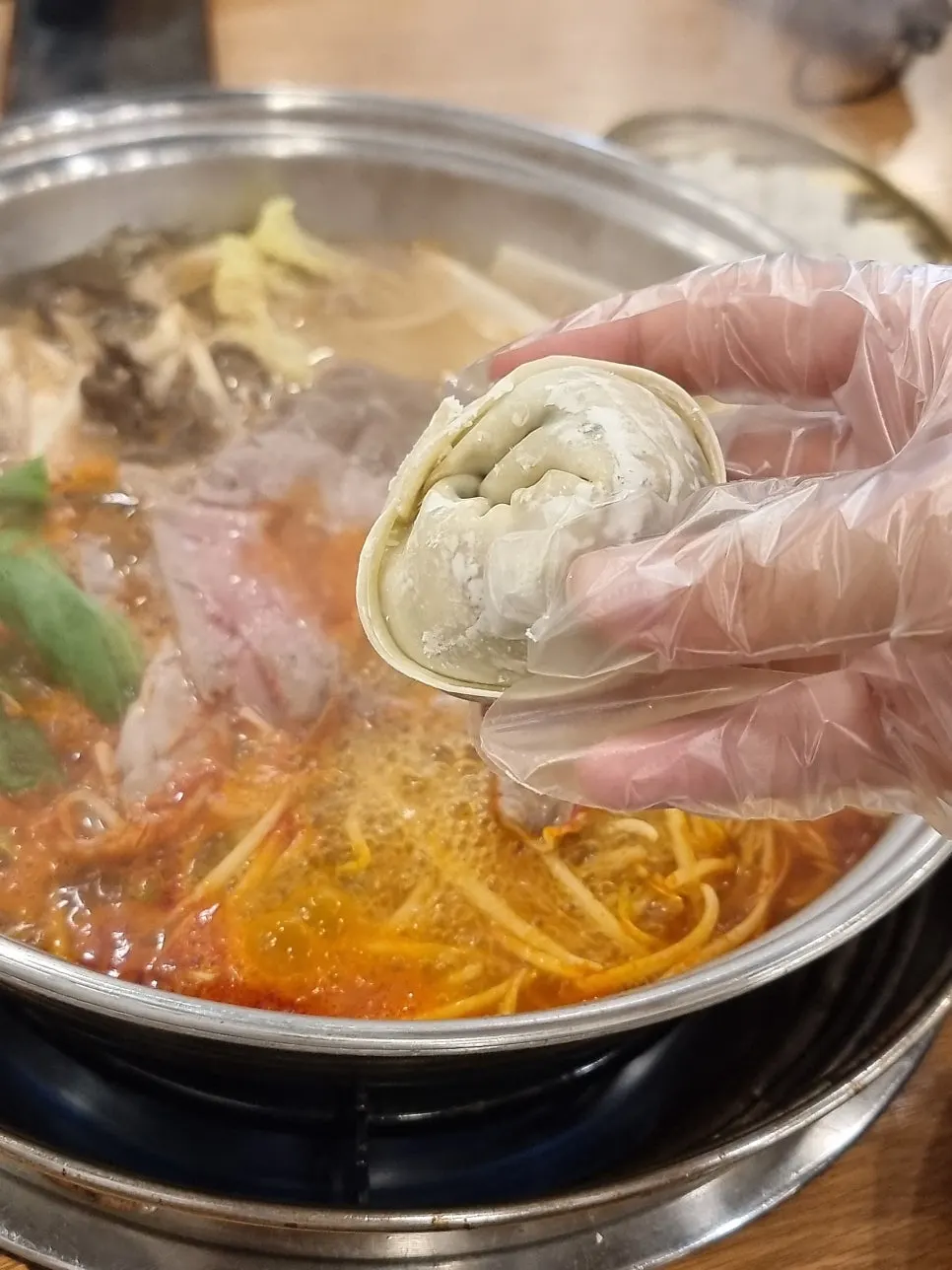 붉고 진한 육수의 얼큰만두전골