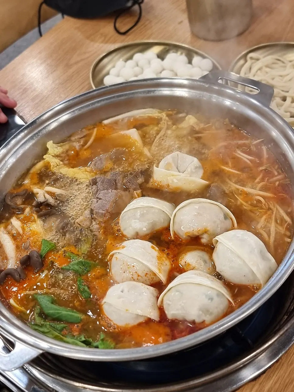 고기만두 김치만두와 칼국수 사리