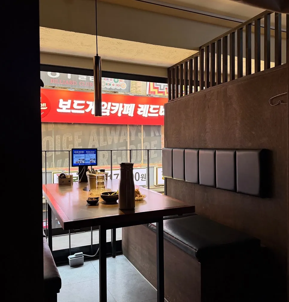 Table at Suksseong Susan curtained off like a private room