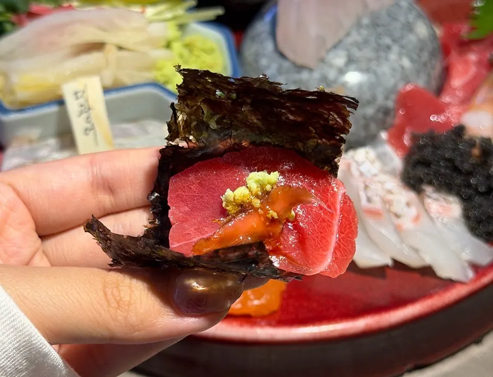 Sashimi and vinegared rice wrapped in seaweed