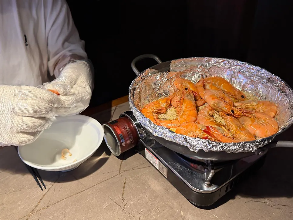 Salt-grilled shrimp set over buttered salt
