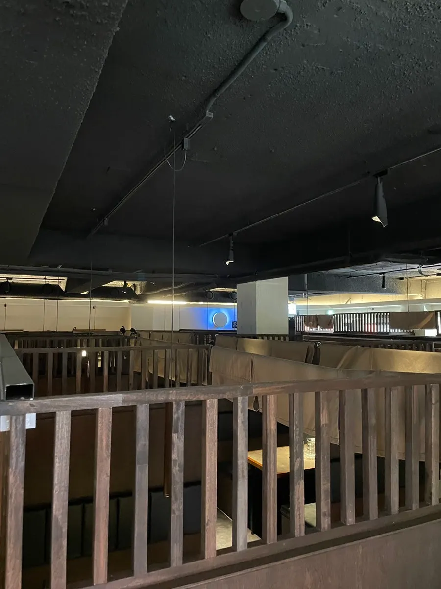 Spacious table seating