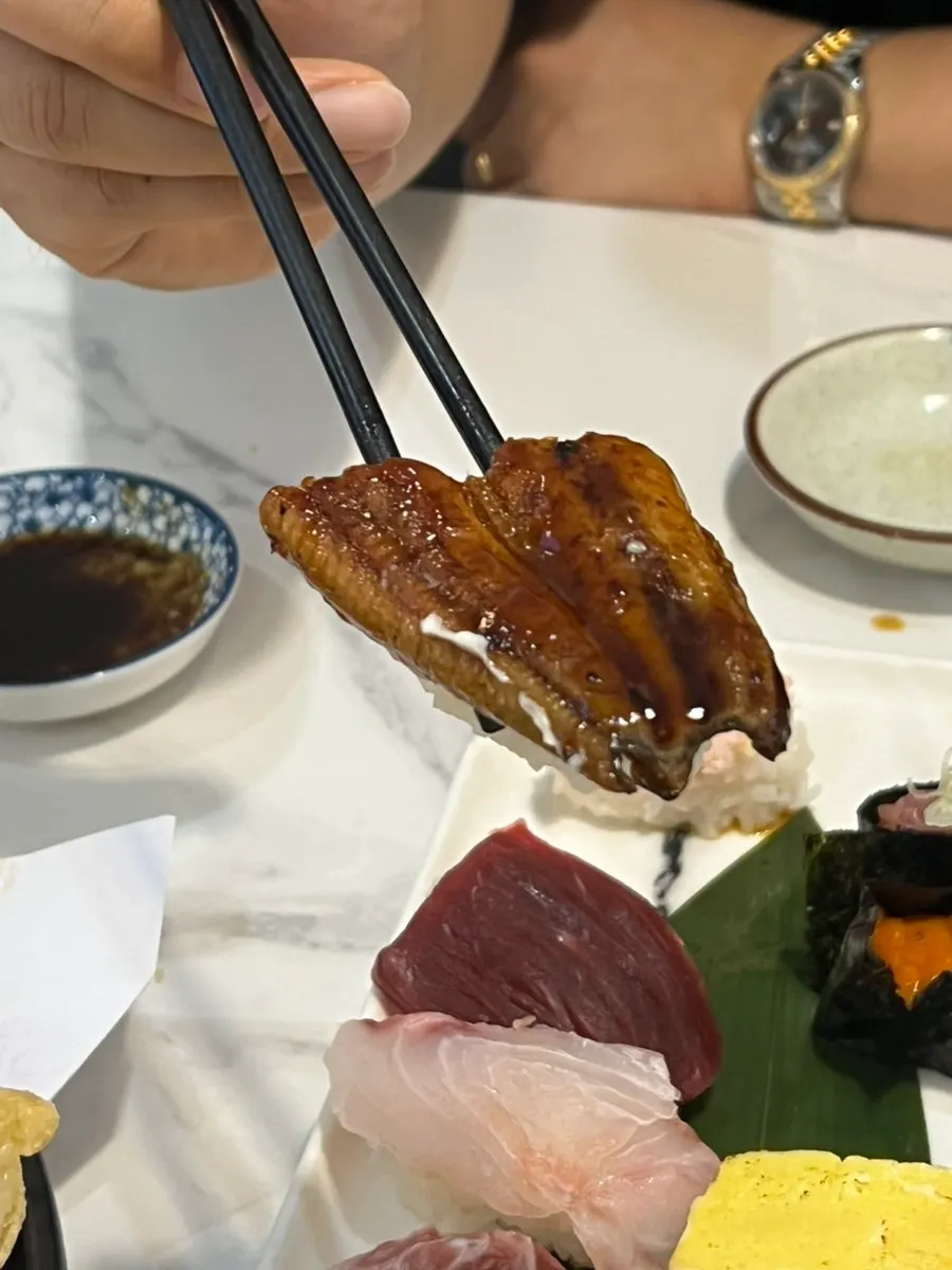 두툼하게 올라간 초밥용 회