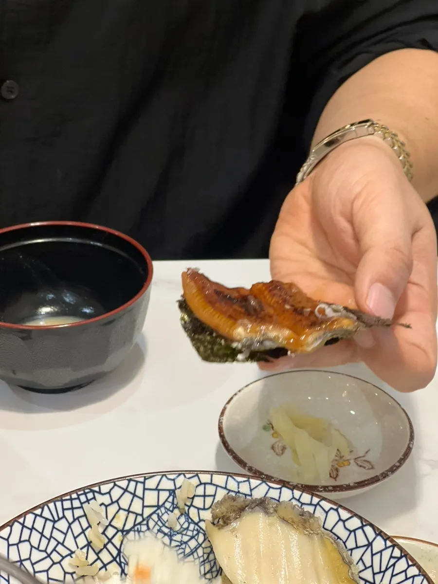 밥 위에 겹겹이 담긴 카이센동 횟감