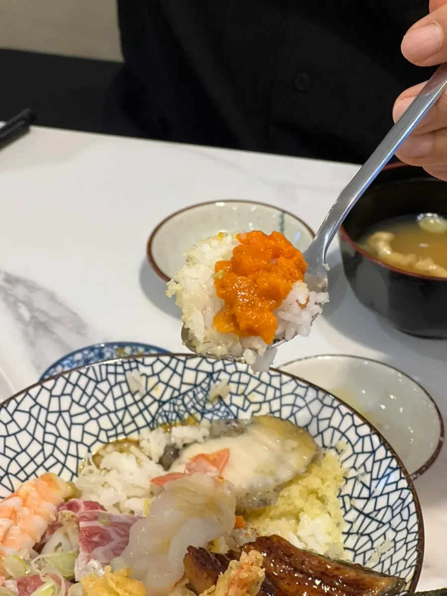 한 입 크기로 싼 카이센동 손말이