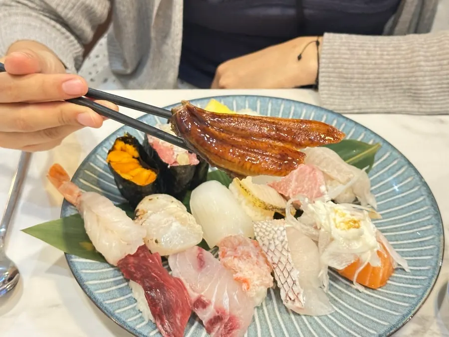 소스가 발린 장어초밥