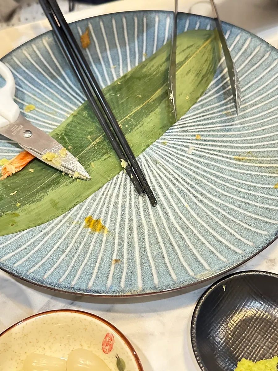 식사 마무리 시점의 초밥 접시