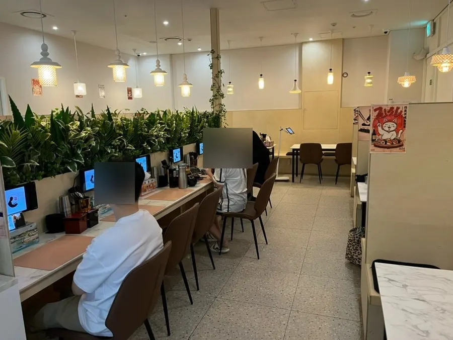 Overview of the seating area inside Choe Uyeong Sushiya Jongno Branch
