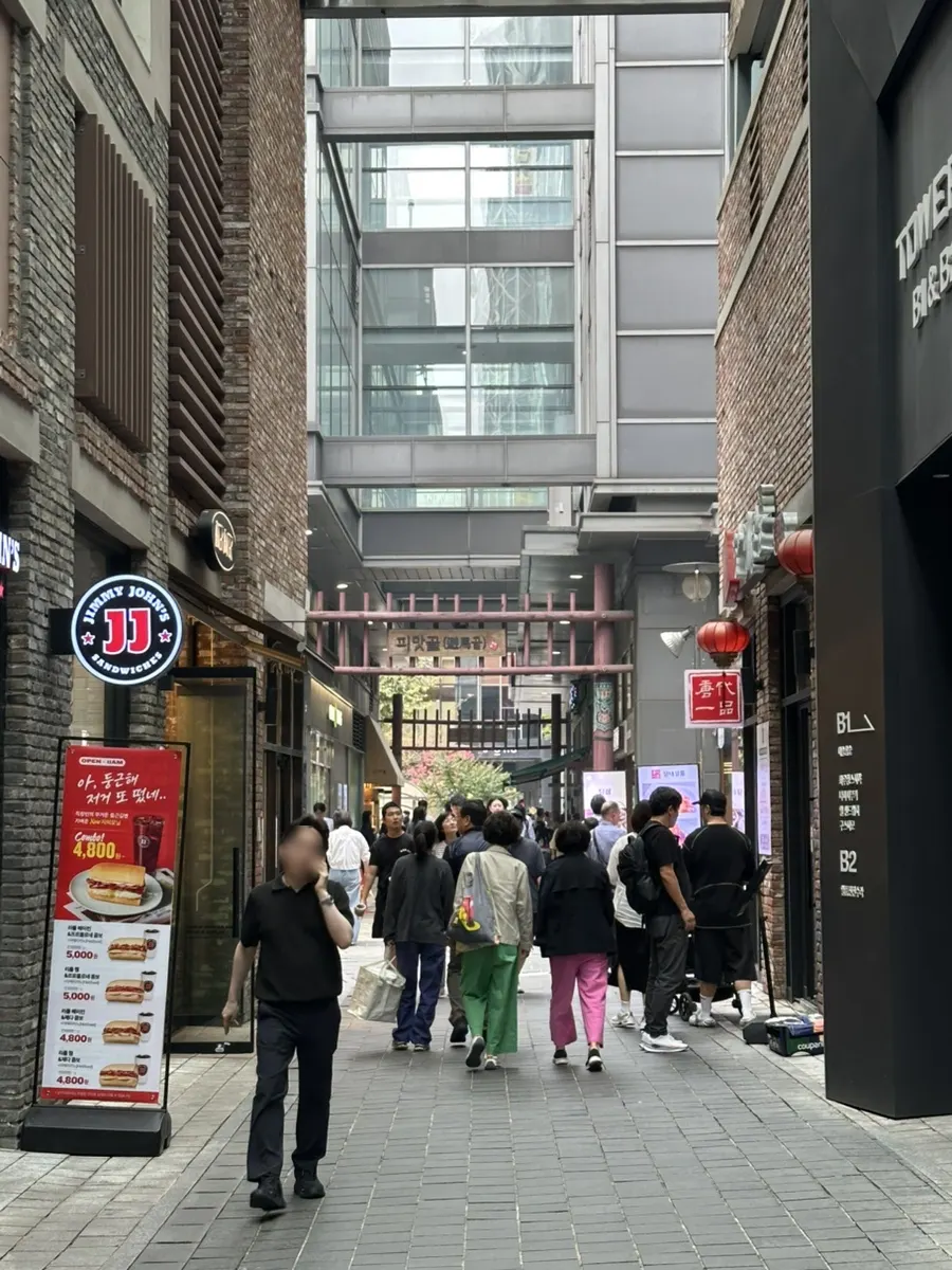 피맛골 입구에 놓인 최우영스시야 지하 1층 입간판