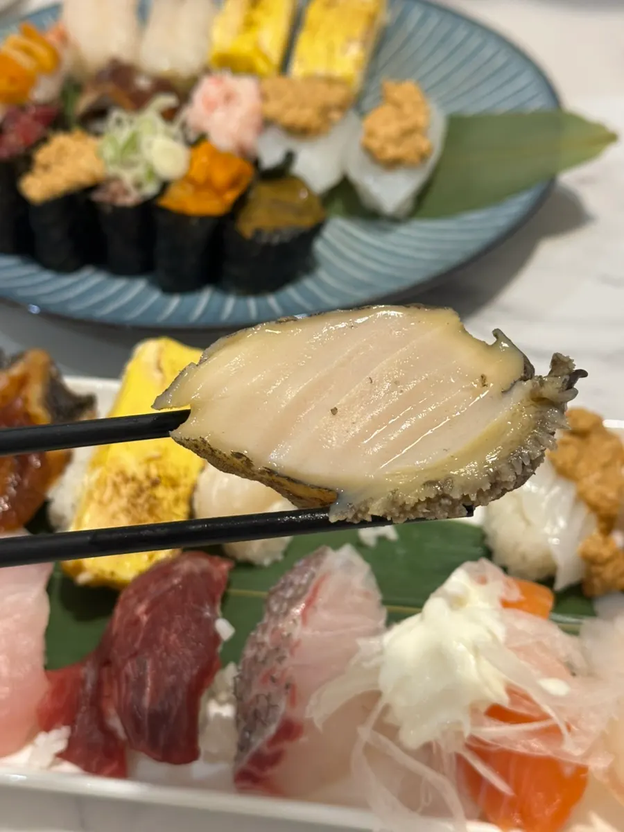 조려낸 통전복이 올라간 통전복초밥