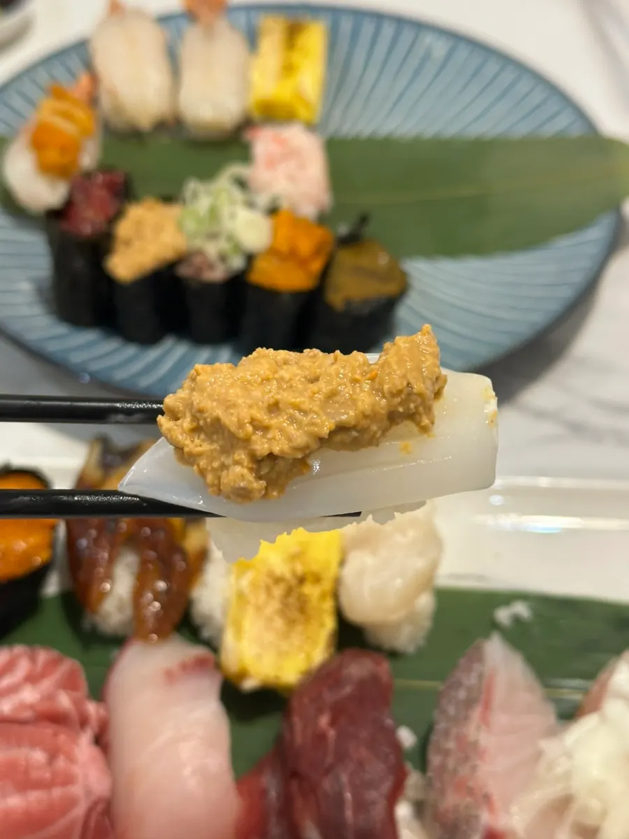 칼집 낸 갑오징어에 안키모를 올린 초밥