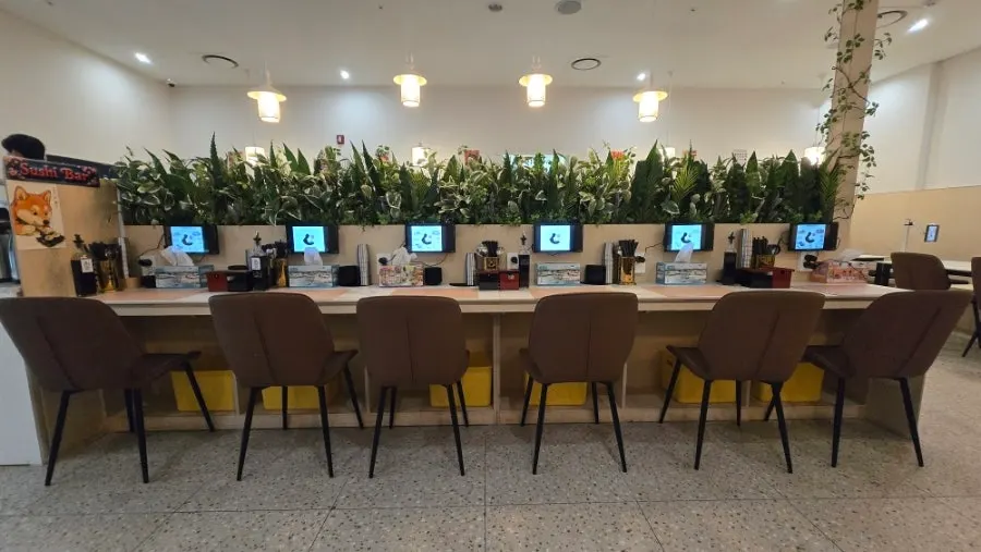 Interior with single seats in the center of the dining hall