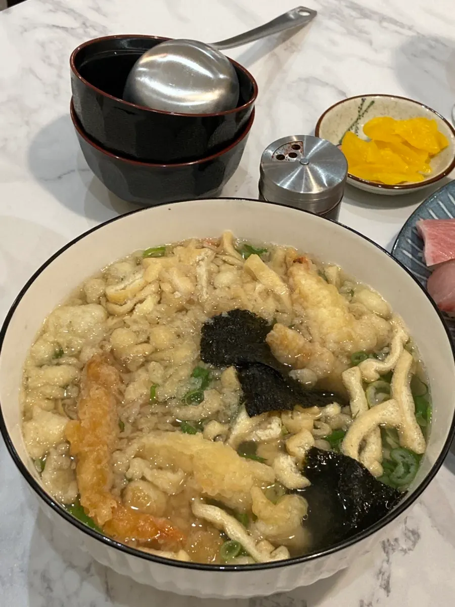 맥주와 함께 먹는 초밥 한 피스