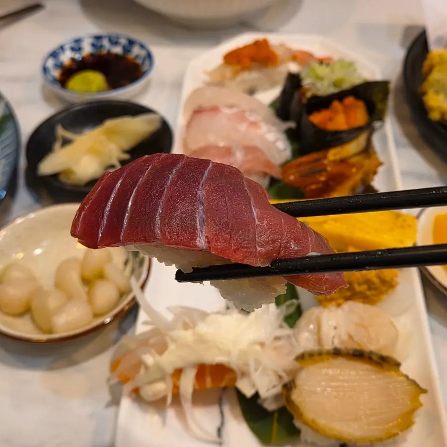 두툼하게 올라간 숙성회 초밥 한 점