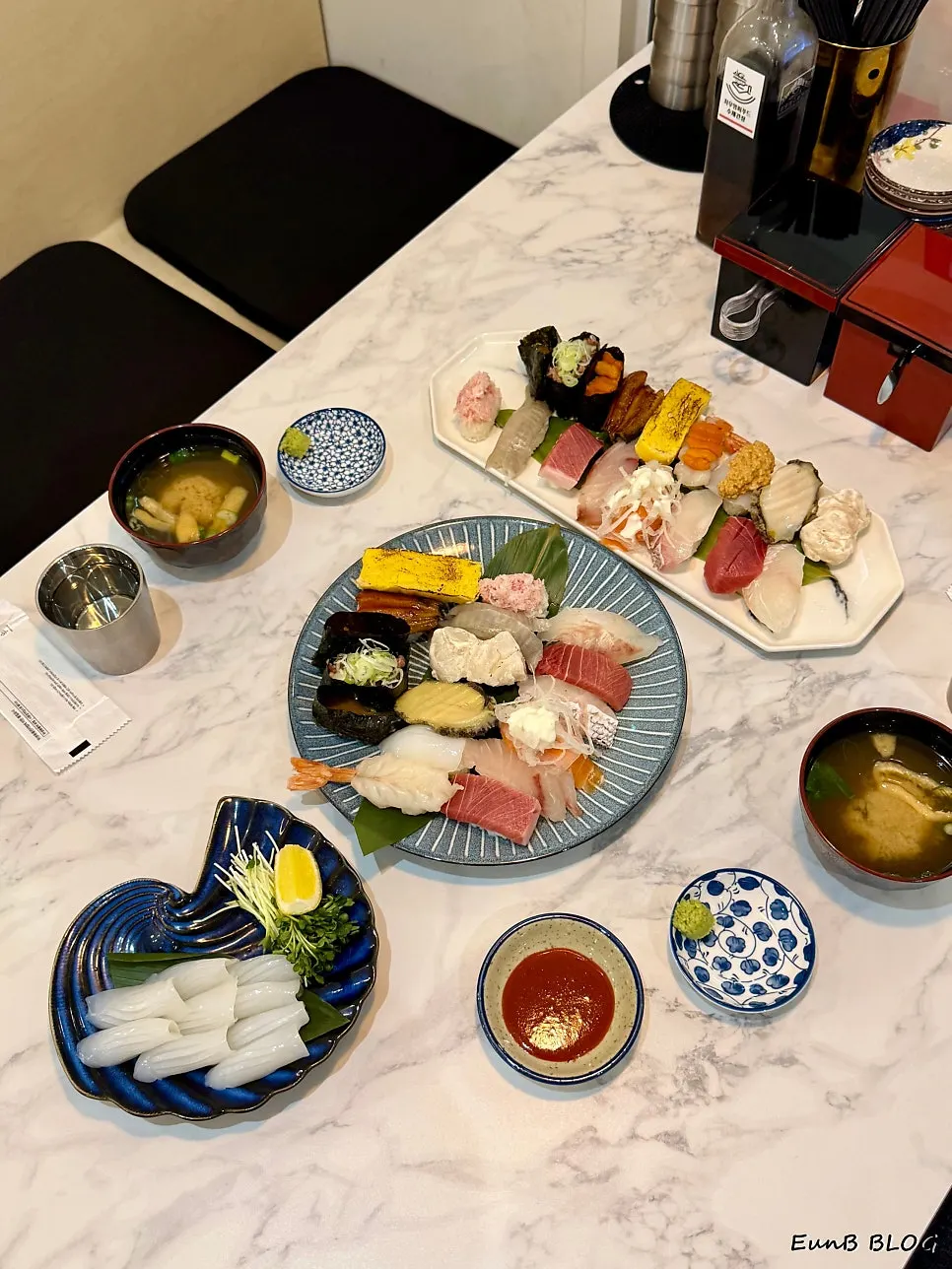 초밥 접시 근접 사진
