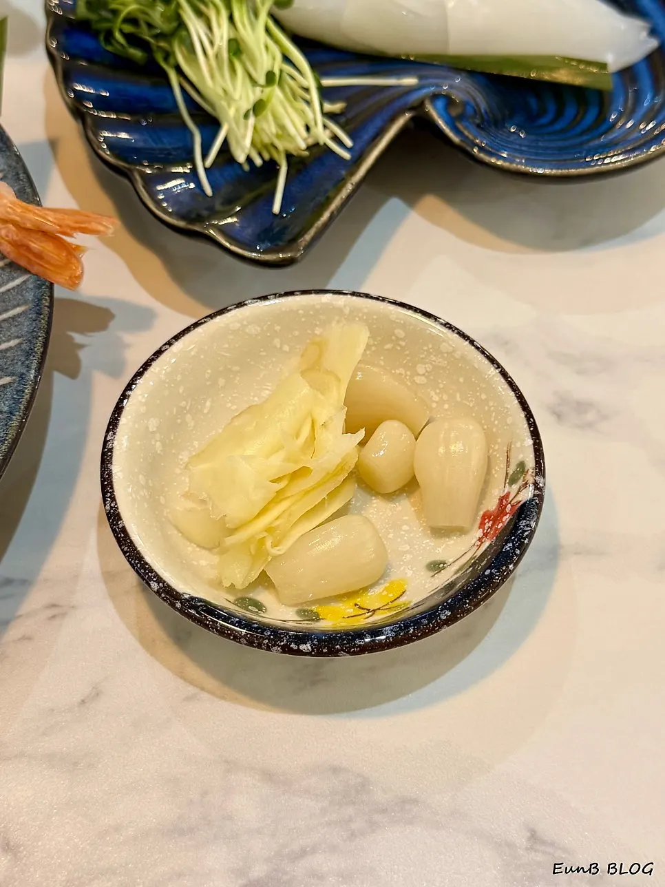 다양한 초밥이 담긴 접시