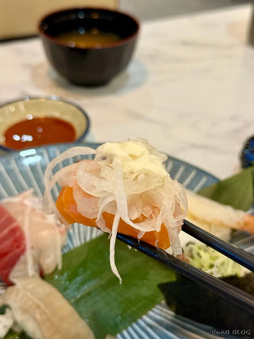 초밥 세트 속 한 피스