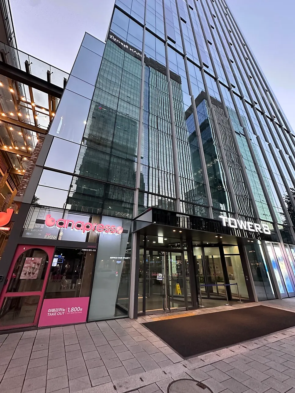 Entrance to Choe Uyeong Sushiya Jongno Branch in the basement of Tower8