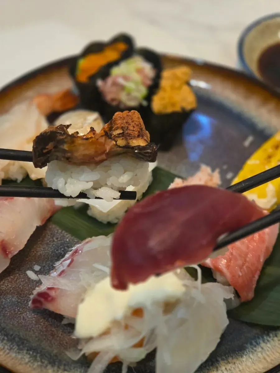Uni gunkan and scallop sushi