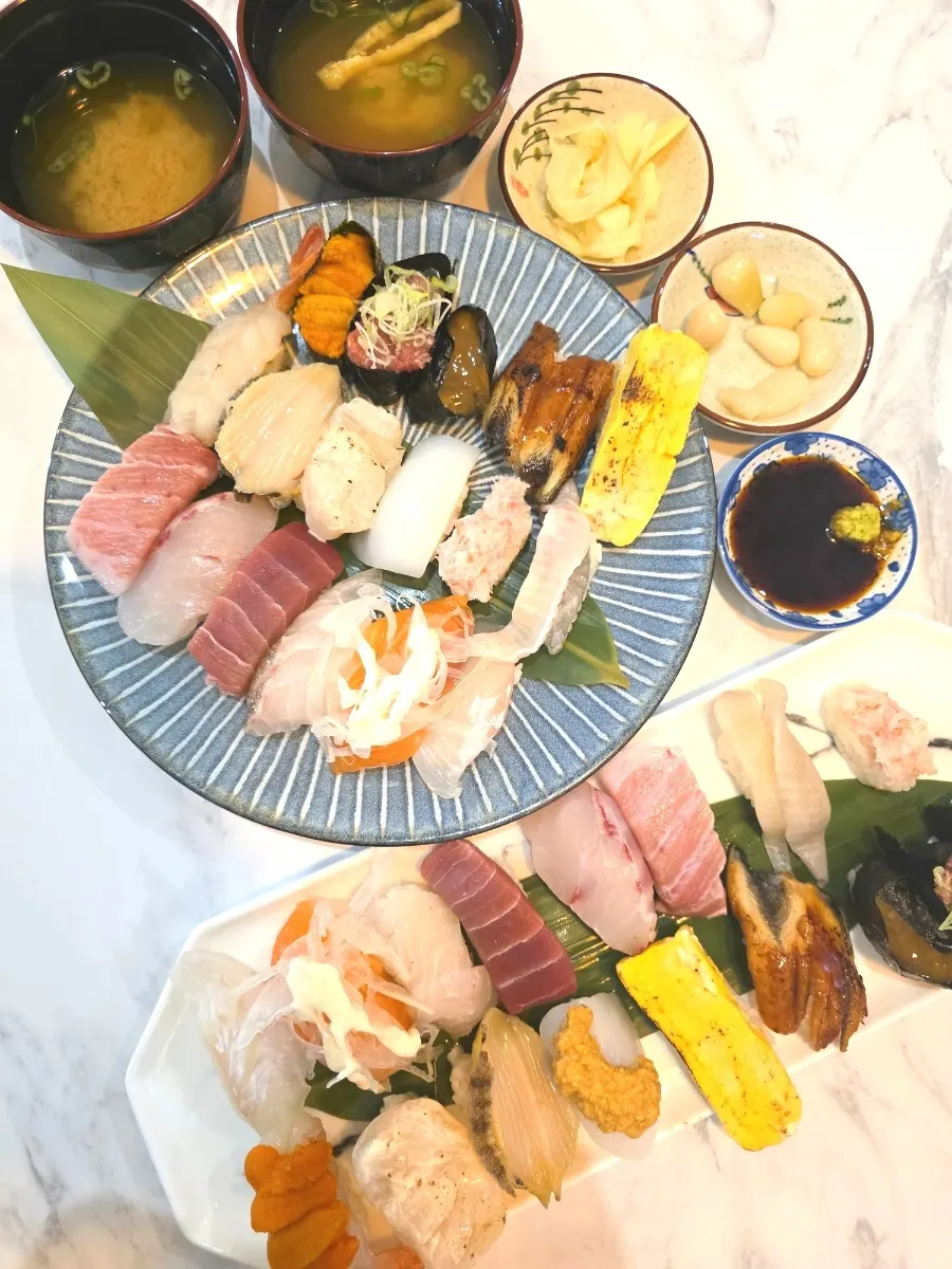 A single plate of sushi at Choe Uyeong Sushiya Jongno Branch